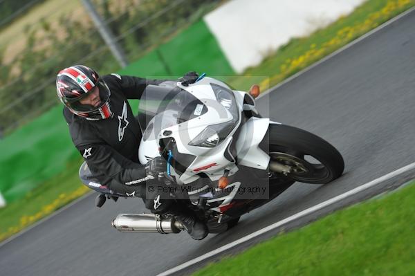 Mallory park Leicestershire;Mallory park photographs;Motorcycle action photographs;event digital images;eventdigitalimages;mallory park;no limits trackday;peter wileman photography;trackday;trackday digital images;trackday photos