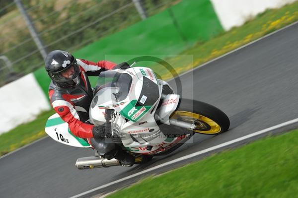 Mallory park Leicestershire;Mallory park photographs;Motorcycle action photographs;event digital images;eventdigitalimages;mallory park;no limits trackday;peter wileman photography;trackday;trackday digital images;trackday photos