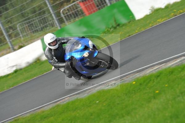 Mallory park Leicestershire;Mallory park photographs;Motorcycle action photographs;event digital images;eventdigitalimages;mallory park;no limits trackday;peter wileman photography;trackday;trackday digital images;trackday photos