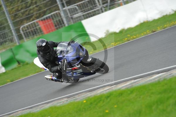 Mallory park Leicestershire;Mallory park photographs;Motorcycle action photographs;event digital images;eventdigitalimages;mallory park;no limits trackday;peter wileman photography;trackday;trackday digital images;trackday photos