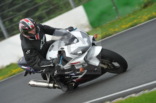 Mallory park Leicestershire;Mallory park photographs;Motorcycle action photographs;event digital images;eventdigitalimages;mallory park;no limits trackday;peter wileman photography;trackday;trackday digital images;trackday photos