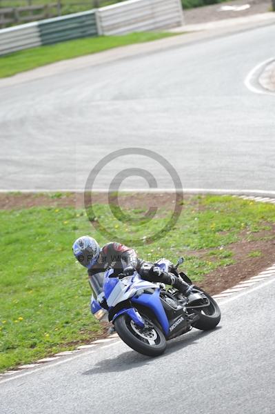 Mallory park Leicestershire;Mallory park photographs;Motorcycle action photographs;event digital images;eventdigitalimages;mallory park;no limits trackday;peter wileman photography;trackday;trackday digital images;trackday photos