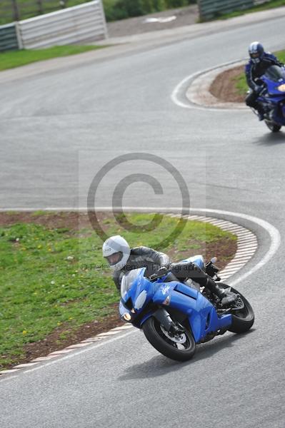 Mallory park Leicestershire;Mallory park photographs;Motorcycle action photographs;event digital images;eventdigitalimages;mallory park;no limits trackday;peter wileman photography;trackday;trackday digital images;trackday photos