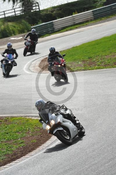 Mallory park Leicestershire;Mallory park photographs;Motorcycle action photographs;event digital images;eventdigitalimages;mallory park;no limits trackday;peter wileman photography;trackday;trackday digital images;trackday photos