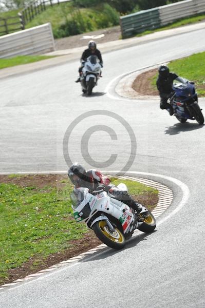 Mallory park Leicestershire;Mallory park photographs;Motorcycle action photographs;event digital images;eventdigitalimages;mallory park;no limits trackday;peter wileman photography;trackday;trackday digital images;trackday photos