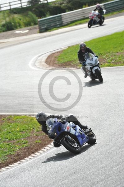 Mallory park Leicestershire;Mallory park photographs;Motorcycle action photographs;event digital images;eventdigitalimages;mallory park;no limits trackday;peter wileman photography;trackday;trackday digital images;trackday photos