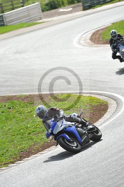 Mallory park Leicestershire;Mallory park photographs;Motorcycle action photographs;event digital images;eventdigitalimages;mallory park;no limits trackday;peter wileman photography;trackday;trackday digital images;trackday photos