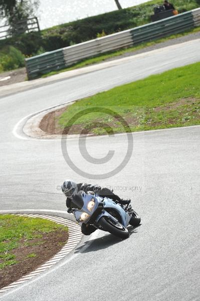 Mallory park Leicestershire;Mallory park photographs;Motorcycle action photographs;event digital images;eventdigitalimages;mallory park;no limits trackday;peter wileman photography;trackday;trackday digital images;trackday photos