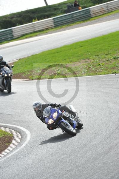 Mallory park Leicestershire;Mallory park photographs;Motorcycle action photographs;event digital images;eventdigitalimages;mallory park;no limits trackday;peter wileman photography;trackday;trackday digital images;trackday photos