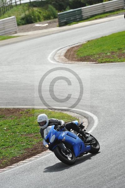 Mallory park Leicestershire;Mallory park photographs;Motorcycle action photographs;event digital images;eventdigitalimages;mallory park;no limits trackday;peter wileman photography;trackday;trackday digital images;trackday photos