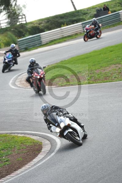 Mallory park Leicestershire;Mallory park photographs;Motorcycle action photographs;event digital images;eventdigitalimages;mallory park;no limits trackday;peter wileman photography;trackday;trackday digital images;trackday photos