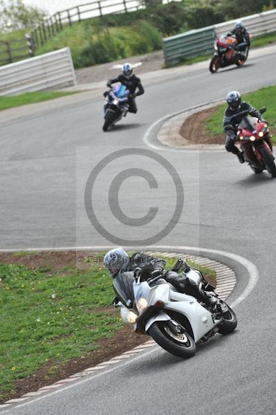 Mallory park Leicestershire;Mallory park photographs;Motorcycle action photographs;event digital images;eventdigitalimages;mallory park;no limits trackday;peter wileman photography;trackday;trackday digital images;trackday photos