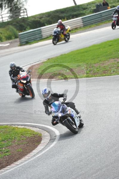 Mallory park Leicestershire;Mallory park photographs;Motorcycle action photographs;event digital images;eventdigitalimages;mallory park;no limits trackday;peter wileman photography;trackday;trackday digital images;trackday photos