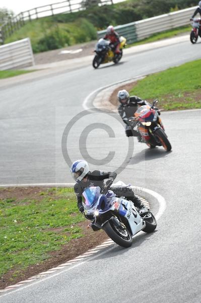 Mallory park Leicestershire;Mallory park photographs;Motorcycle action photographs;event digital images;eventdigitalimages;mallory park;no limits trackday;peter wileman photography;trackday;trackday digital images;trackday photos