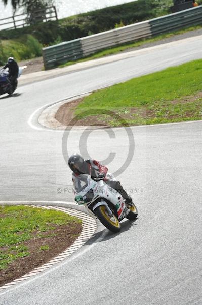 Mallory park Leicestershire;Mallory park photographs;Motorcycle action photographs;event digital images;eventdigitalimages;mallory park;no limits trackday;peter wileman photography;trackday;trackday digital images;trackday photos