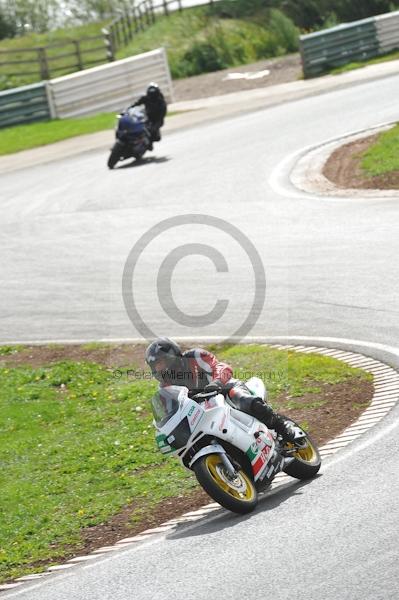 Mallory park Leicestershire;Mallory park photographs;Motorcycle action photographs;event digital images;eventdigitalimages;mallory park;no limits trackday;peter wileman photography;trackday;trackday digital images;trackday photos