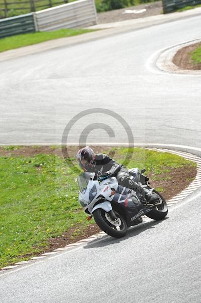 Mallory park Leicestershire;Mallory park photographs;Motorcycle action photographs;event digital images;eventdigitalimages;mallory park;no limits trackday;peter wileman photography;trackday;trackday digital images;trackday photos