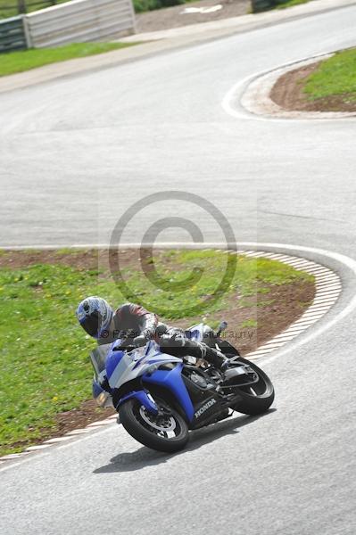 Mallory park Leicestershire;Mallory park photographs;Motorcycle action photographs;event digital images;eventdigitalimages;mallory park;no limits trackday;peter wileman photography;trackday;trackday digital images;trackday photos