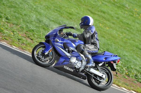 Mallory park Leicestershire;Mallory park photographs;Motorcycle action photographs;event digital images;eventdigitalimages;mallory park;no limits trackday;peter wileman photography;trackday;trackday digital images;trackday photos