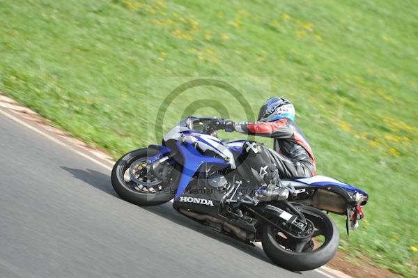 Mallory park Leicestershire;Mallory park photographs;Motorcycle action photographs;event digital images;eventdigitalimages;mallory park;no limits trackday;peter wileman photography;trackday;trackday digital images;trackday photos