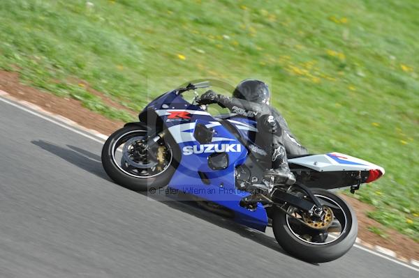 Mallory park Leicestershire;Mallory park photographs;Motorcycle action photographs;event digital images;eventdigitalimages;mallory park;no limits trackday;peter wileman photography;trackday;trackday digital images;trackday photos