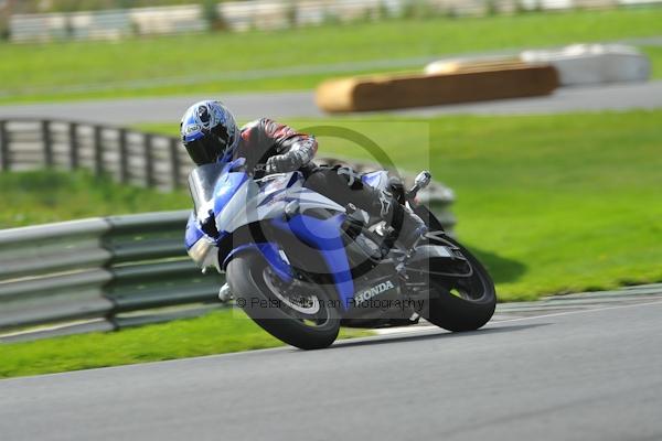 Mallory park Leicestershire;Mallory park photographs;Motorcycle action photographs;event digital images;eventdigitalimages;mallory park;no limits trackday;peter wileman photography;trackday;trackday digital images;trackday photos