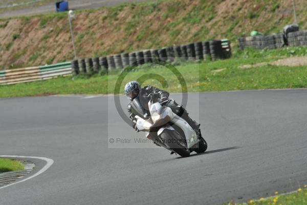 Mallory park Leicestershire;Mallory park photographs;Motorcycle action photographs;event digital images;eventdigitalimages;mallory park;no limits trackday;peter wileman photography;trackday;trackday digital images;trackday photos