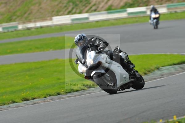 Mallory park Leicestershire;Mallory park photographs;Motorcycle action photographs;event digital images;eventdigitalimages;mallory park;no limits trackday;peter wileman photography;trackday;trackday digital images;trackday photos