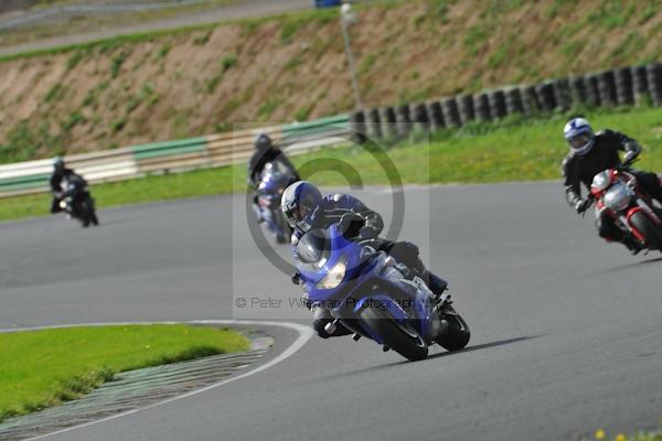 Mallory park Leicestershire;Mallory park photographs;Motorcycle action photographs;event digital images;eventdigitalimages;mallory park;no limits trackday;peter wileman photography;trackday;trackday digital images;trackday photos