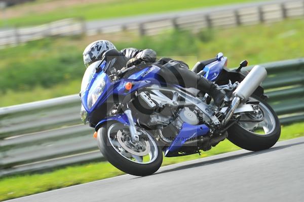 Mallory park Leicestershire;Mallory park photographs;Motorcycle action photographs;event digital images;eventdigitalimages;mallory park;no limits trackday;peter wileman photography;trackday;trackday digital images;trackday photos