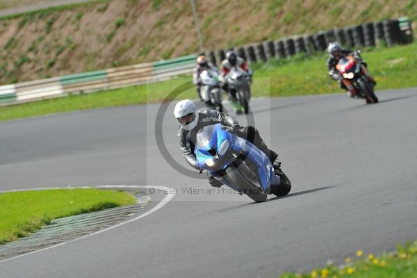 Mallory park Leicestershire;Mallory park photographs;Motorcycle action photographs;event digital images;eventdigitalimages;mallory park;no limits trackday;peter wileman photography;trackday;trackday digital images;trackday photos