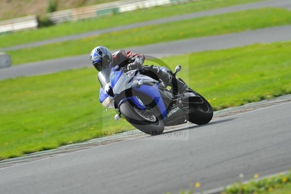 Mallory park Leicestershire;Mallory park photographs;Motorcycle action photographs;event digital images;eventdigitalimages;mallory park;no limits trackday;peter wileman photography;trackday;trackday digital images;trackday photos