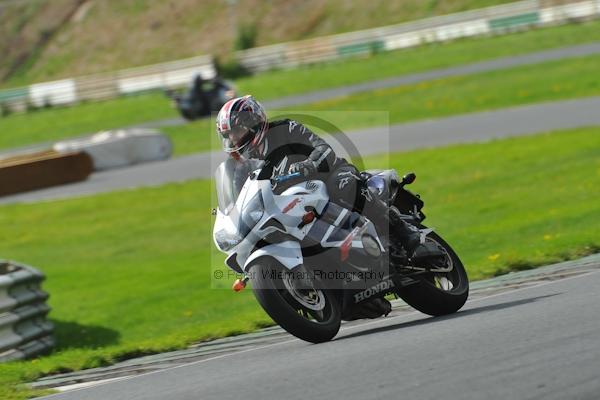 Mallory park Leicestershire;Mallory park photographs;Motorcycle action photographs;event digital images;eventdigitalimages;mallory park;no limits trackday;peter wileman photography;trackday;trackday digital images;trackday photos