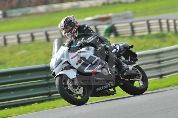 Mallory park Leicestershire;Mallory park photographs;Motorcycle action photographs;event digital images;eventdigitalimages;mallory park;no limits trackday;peter wileman photography;trackday;trackday digital images;trackday photos