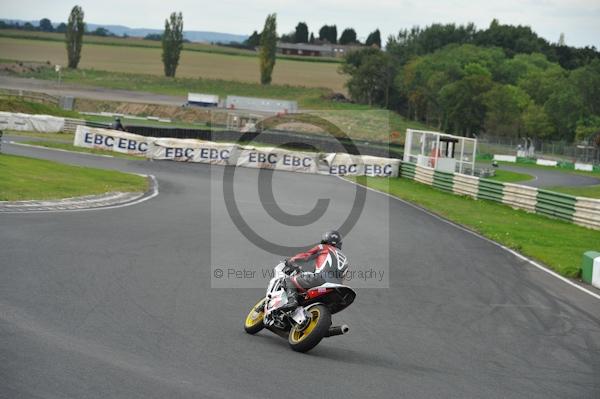 Mallory park Leicestershire;Mallory park photographs;Motorcycle action photographs;event digital images;eventdigitalimages;mallory park;no limits trackday;peter wileman photography;trackday;trackday digital images;trackday photos