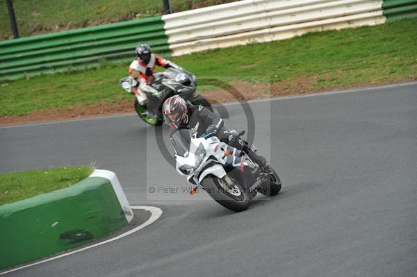 Mallory park Leicestershire;Mallory park photographs;Motorcycle action photographs;event digital images;eventdigitalimages;mallory park;no limits trackday;peter wileman photography;trackday;trackday digital images;trackday photos