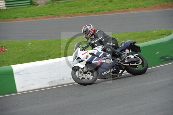 Mallory park Leicestershire;Mallory park photographs;Motorcycle action photographs;event digital images;eventdigitalimages;mallory park;no limits trackday;peter wileman photography;trackday;trackday digital images;trackday photos