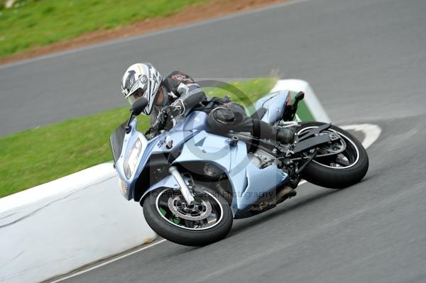 Mallory park Leicestershire;Mallory park photographs;Motorcycle action photographs;event digital images;eventdigitalimages;mallory park;no limits trackday;peter wileman photography;trackday;trackday digital images;trackday photos