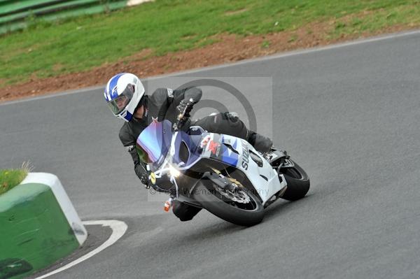 Mallory park Leicestershire;Mallory park photographs;Motorcycle action photographs;event digital images;eventdigitalimages;mallory park;no limits trackday;peter wileman photography;trackday;trackday digital images;trackday photos