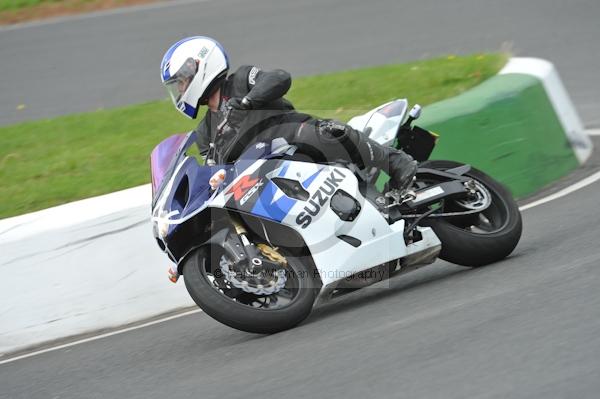 Mallory park Leicestershire;Mallory park photographs;Motorcycle action photographs;event digital images;eventdigitalimages;mallory park;no limits trackday;peter wileman photography;trackday;trackday digital images;trackday photos