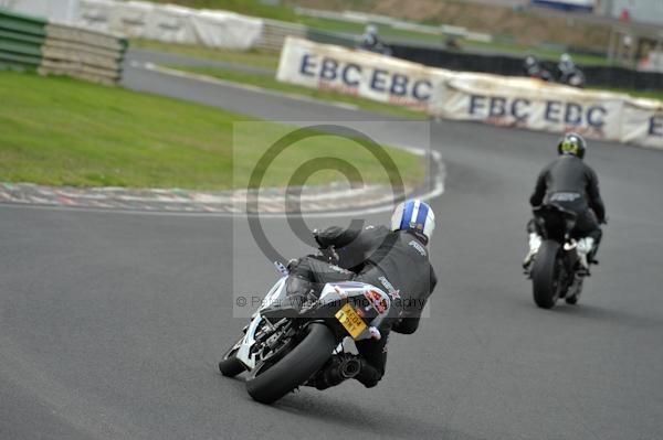 Mallory park Leicestershire;Mallory park photographs;Motorcycle action photographs;event digital images;eventdigitalimages;mallory park;no limits trackday;peter wileman photography;trackday;trackday digital images;trackday photos