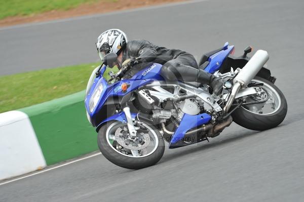 Mallory park Leicestershire;Mallory park photographs;Motorcycle action photographs;event digital images;eventdigitalimages;mallory park;no limits trackday;peter wileman photography;trackday;trackday digital images;trackday photos