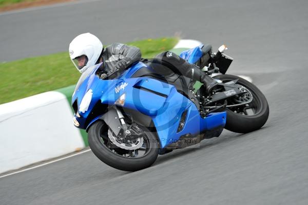 Mallory park Leicestershire;Mallory park photographs;Motorcycle action photographs;event digital images;eventdigitalimages;mallory park;no limits trackday;peter wileman photography;trackday;trackday digital images;trackday photos