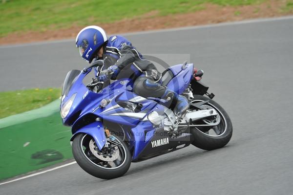 Mallory park Leicestershire;Mallory park photographs;Motorcycle action photographs;event digital images;eventdigitalimages;mallory park;no limits trackday;peter wileman photography;trackday;trackday digital images;trackday photos