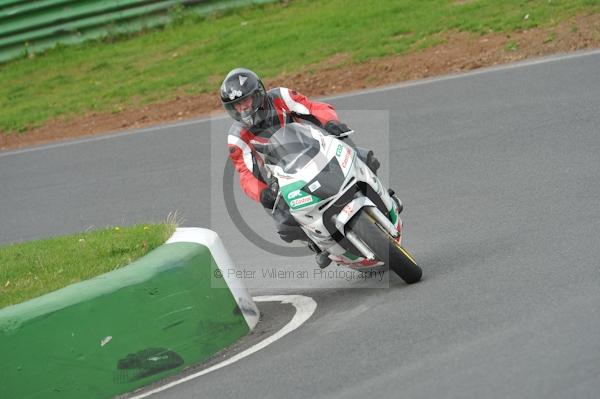 Mallory park Leicestershire;Mallory park photographs;Motorcycle action photographs;event digital images;eventdigitalimages;mallory park;no limits trackday;peter wileman photography;trackday;trackday digital images;trackday photos