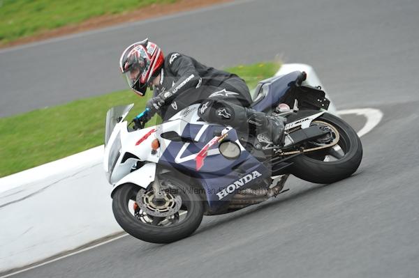 Mallory park Leicestershire;Mallory park photographs;Motorcycle action photographs;event digital images;eventdigitalimages;mallory park;no limits trackday;peter wileman photography;trackday;trackday digital images;trackday photos