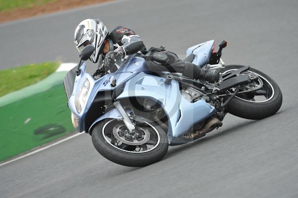 Mallory park Leicestershire;Mallory park photographs;Motorcycle action photographs;event digital images;eventdigitalimages;mallory park;no limits trackday;peter wileman photography;trackday;trackday digital images;trackday photos