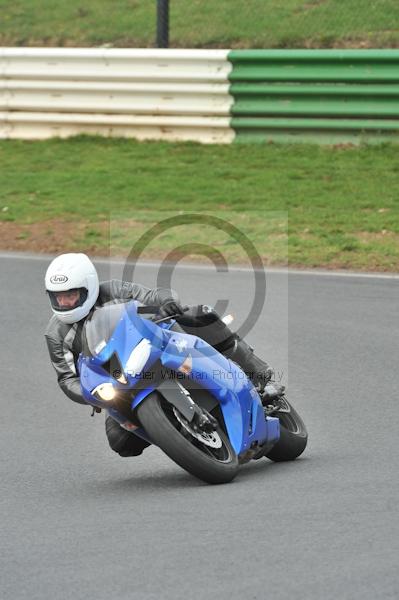 Mallory park Leicestershire;Mallory park photographs;Motorcycle action photographs;event digital images;eventdigitalimages;mallory park;no limits trackday;peter wileman photography;trackday;trackday digital images;trackday photos