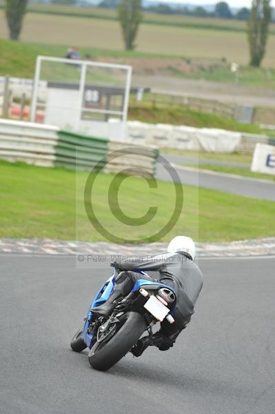 Mallory park Leicestershire;Mallory park photographs;Motorcycle action photographs;event digital images;eventdigitalimages;mallory park;no limits trackday;peter wileman photography;trackday;trackday digital images;trackday photos