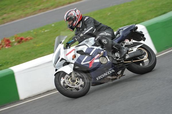 Mallory park Leicestershire;Mallory park photographs;Motorcycle action photographs;event digital images;eventdigitalimages;mallory park;no limits trackday;peter wileman photography;trackday;trackday digital images;trackday photos